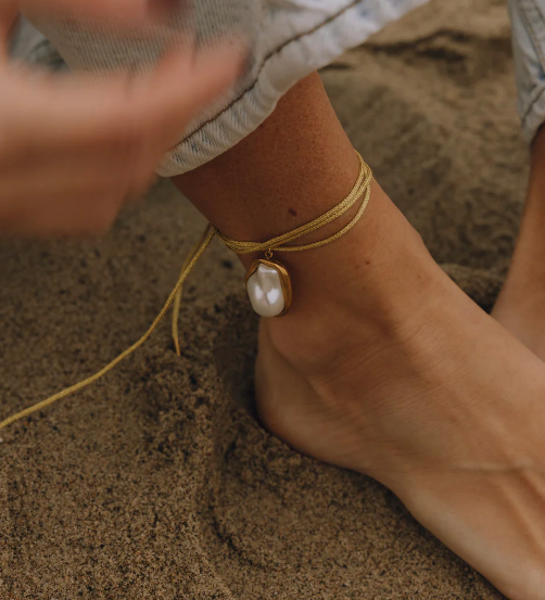 Pearl Bezel Strand